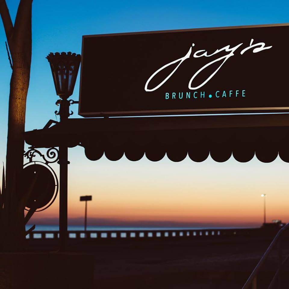 Café au bord de l'océan chez Jay's Brunch Caffee