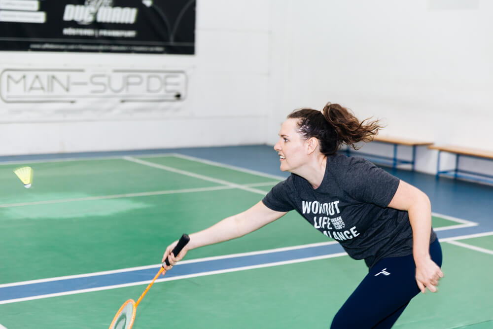 Frau spielt Badminton