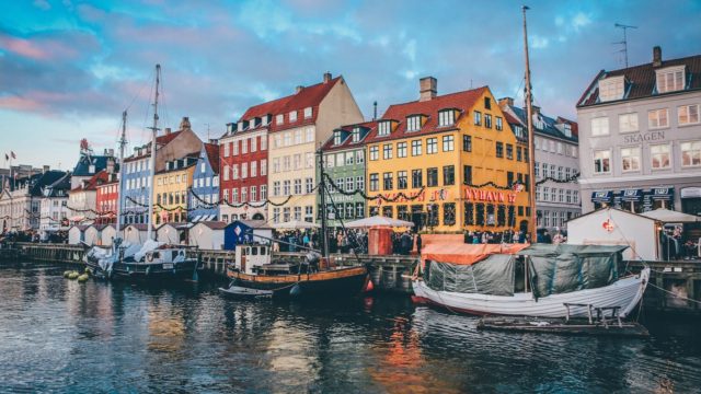 Bunte Häuser, Boote und Wasser in Kopenhagen