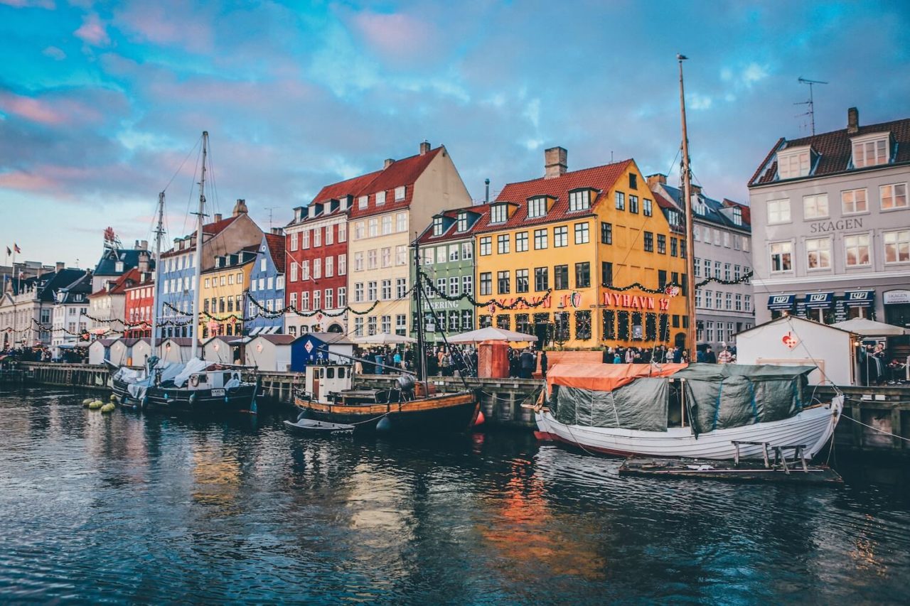 Bunte Häuser, Boote und Wasser in Kopenhagen