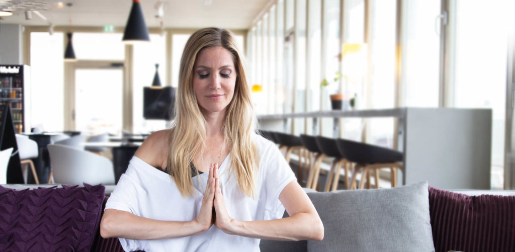 5 postures de yoga à faire en attendant son vol