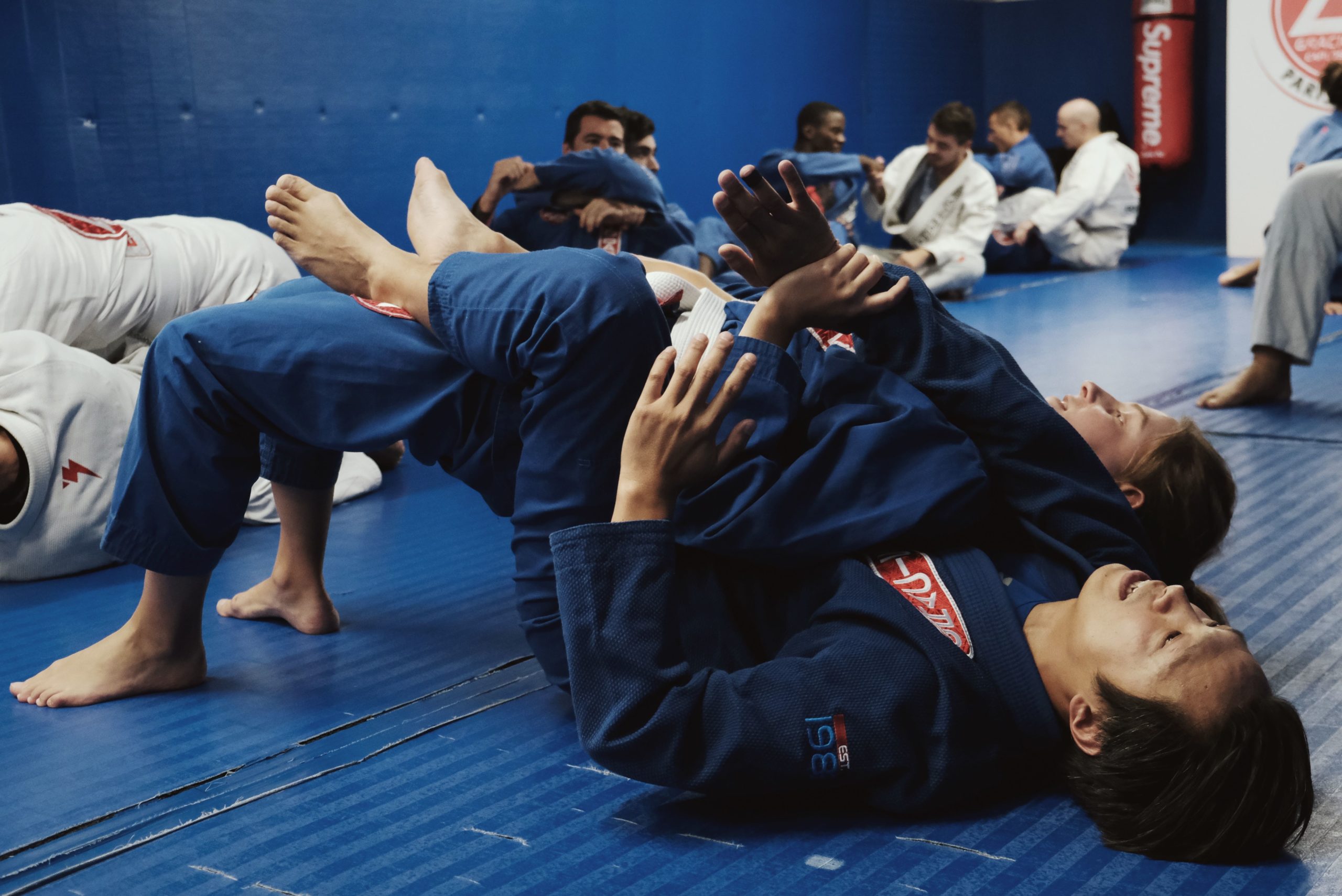 Le Jiu-Jitsu Brésilien se déroule beaucoup au sol 
