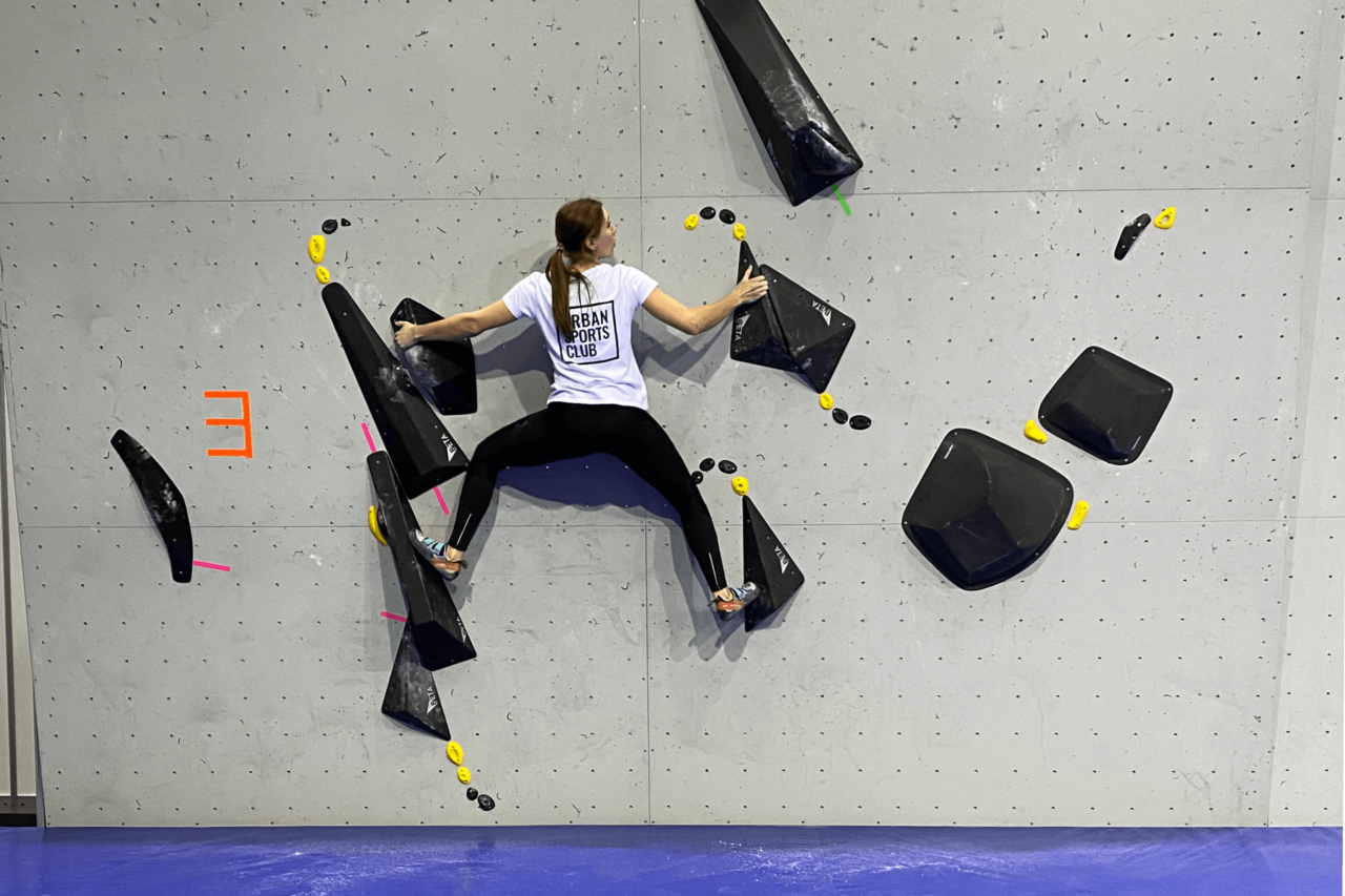 Frau bouldert an einer Boulderwand