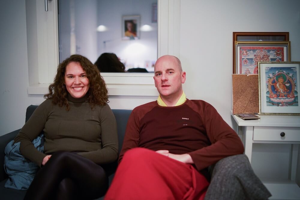 Frau und Mann sitzen nebeneinander auf einem Sofa
