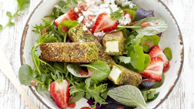 Erdbeeren-Salat mit panierten Feta-Sticks
