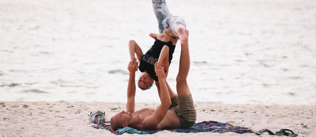 men is lifting a women plank