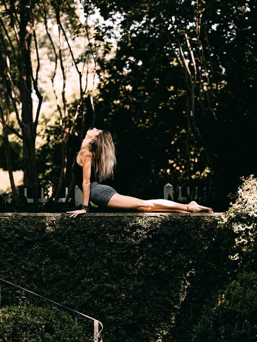 mulher a praticar yoga no jardim