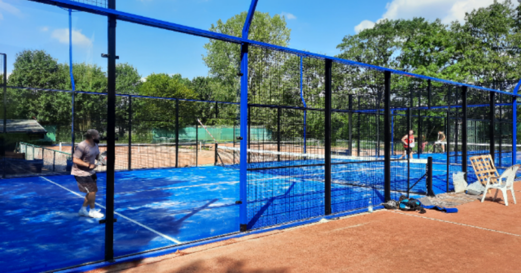 Bester Padel Court in Köln: Padel in Köln: Padel Bergisch Gladbach Blau-Weiß Hand