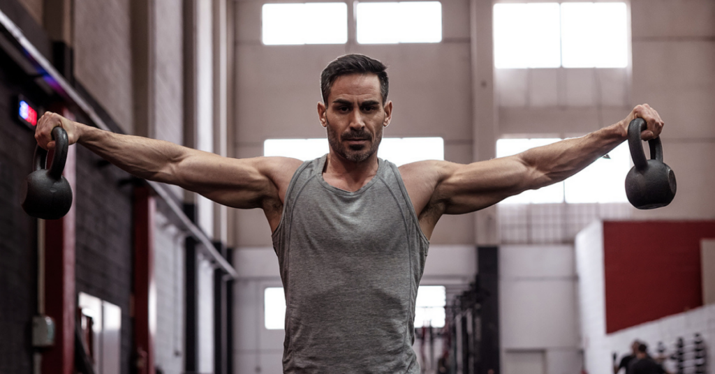 Mann im Fitnessstudio