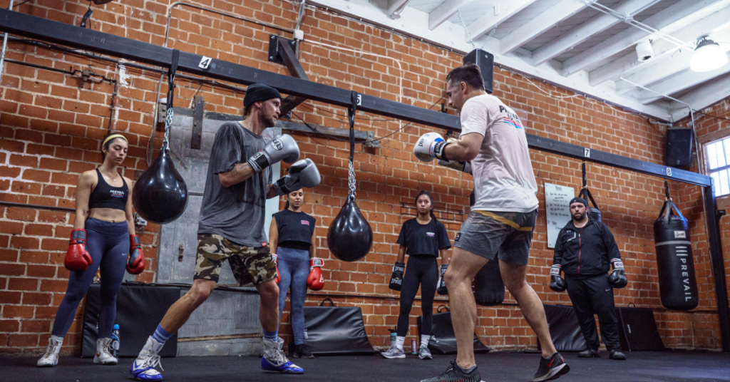 Zwei Personen beim Boxen