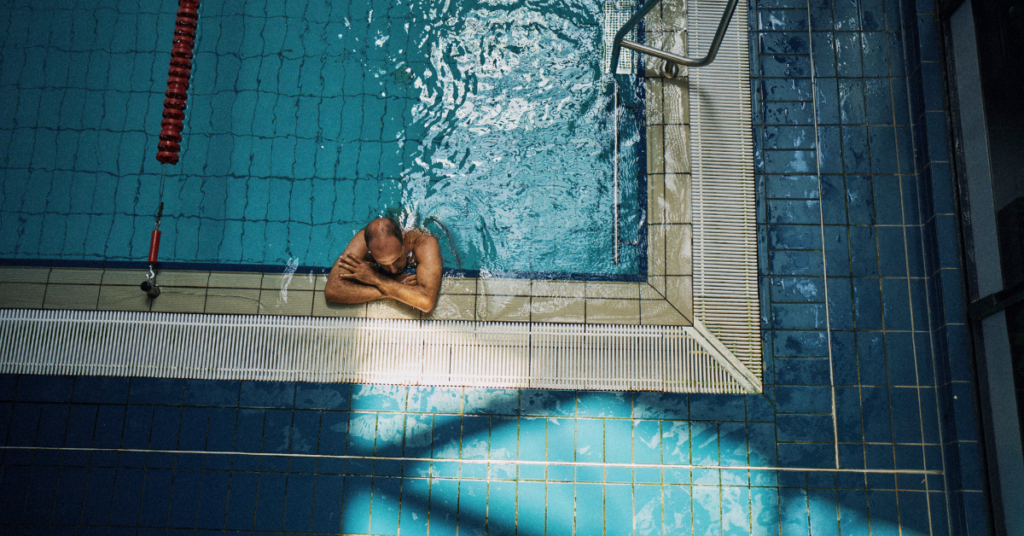 Mann im Schwimmbad