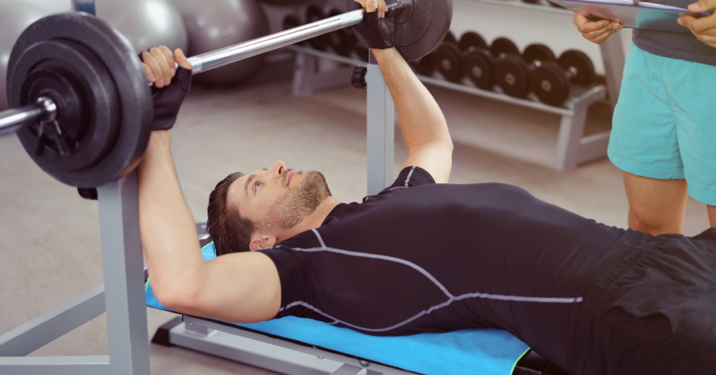 Mann im Fitnessstudio