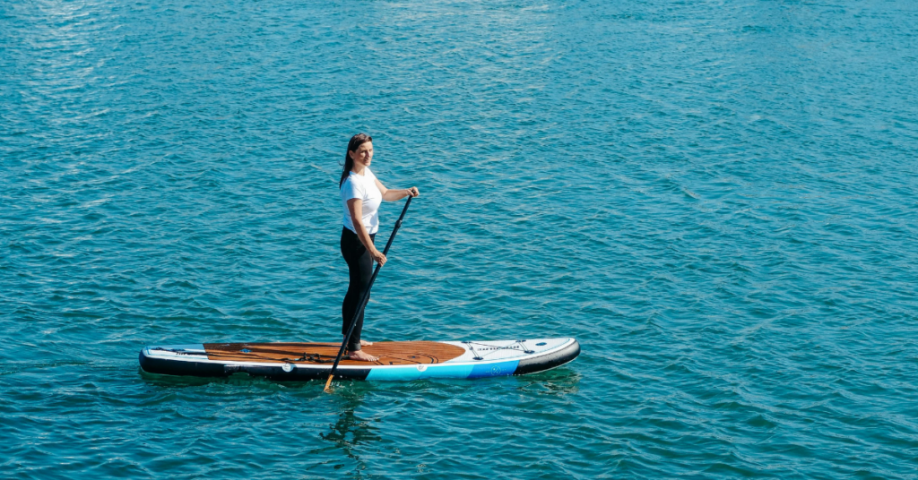 Frau beim SUP fahren