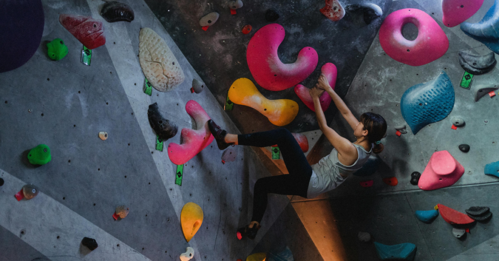 Frau beim Bouldern